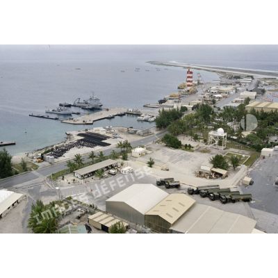 Vue aérienne de la zone portuaire de Moruroa. [Description en cours]