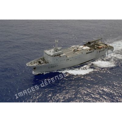 Approche et appontage d'un hélicoptère Super Puma sur le transport de chaland de débarquement (TCD) le Bougainville. [Description en cours]