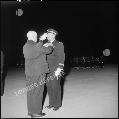 Un capitaine reçoit la médaille de l'aéronautique par Louis Christiaens.