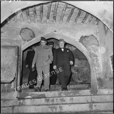 Conduit par le colonel Yves Godard, Louis Christiaens visite la casbah d'Alger.