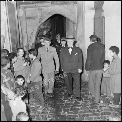 Conduit par le colonel Yves Godard, Louis Christiaens visite la casbah d'Alger.