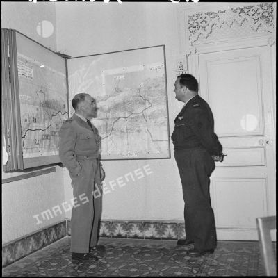 Au Palais Bruce, le colonel Jean Marey et le capitaine Servan devant une carte.