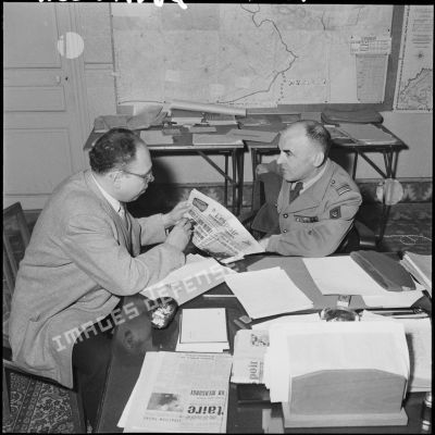 Monsieur Lasky et le colonel Jean Marey au bureau de ce dernier.