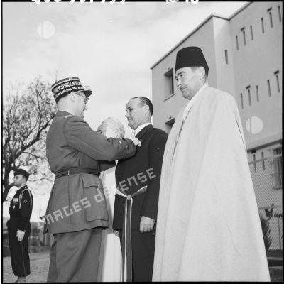 Le général Morin remet les insignes d'officier de la légion d'honneur à monsieur Morin, maire de Oued Amizour.