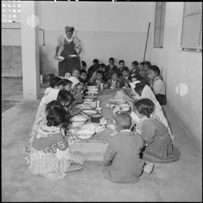 Les élèves de l'école de Boudjebâa mangent à midi.