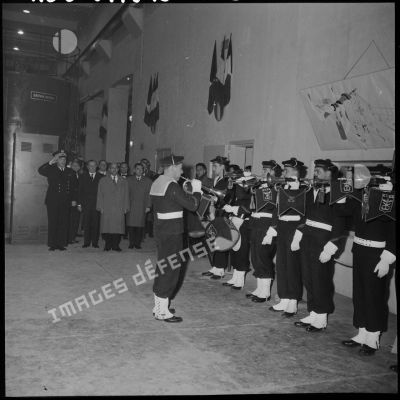 Dans la salle des machines la musique de la marine joue la marseillaise pour accueillir les officiels.