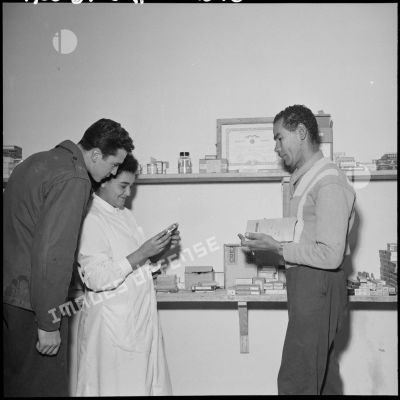 Au dispensaire de Bocca Sahnoun mademoiselle Ben Safia recherche des produits pour la pharmacie, à ses côtés deux infirmiers.