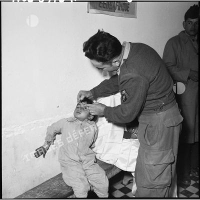 Un médecin ausculte un enfant.