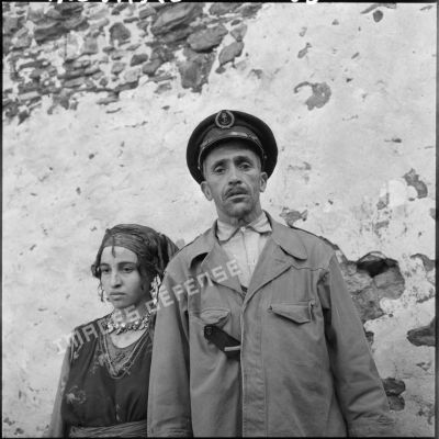 Le chef de l'auto-défense du village d'Arbala et sa femme.