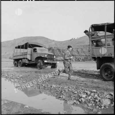 Des camions GMC 6X6 du service ravitaillant les postes du 29ème bataillon de chasseurs à pied (BCP) ayant réussit la traversée de l'oued Amassine en crue.