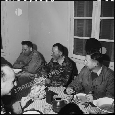 Après l'opération, repas au mess des officiers du 6ème bataillon de chasseurs alpins (BCA).