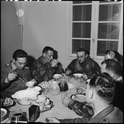 Après l'opération, repas au mess des officiers du 6ème bataillon de chasseurs alpins (BCA).