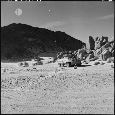 Le peloton de chars AM M8 arrive à Tin Alkoum, le voici sur son parcours dans les dunes.