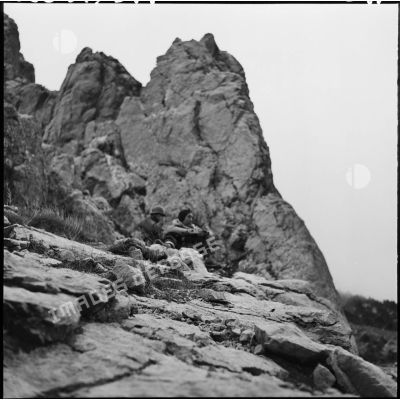 Deux soldats dans les rochers.