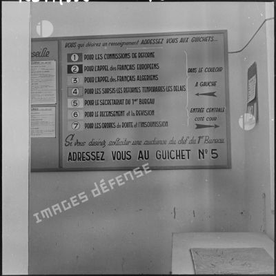 Bureau de recrutement à Alger : panneau d'information.