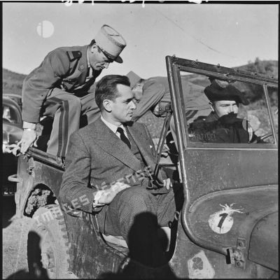 Jacques Chaban-Delmas assis dans un véhicule.