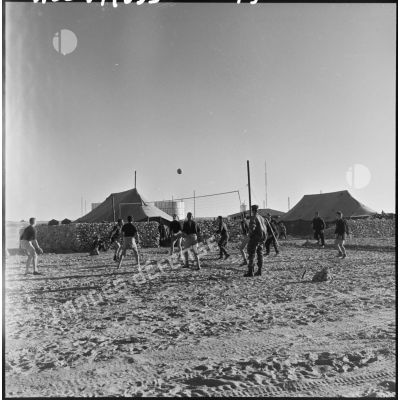 Partie de volley-ball au campement de la 1ère compagnie du 1er régiment étranger parachutiste (REP).