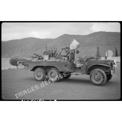 Camion Dodge WC62 dans lequel sont présentés l'armement et les trois drapeaux pris aux rebelles.