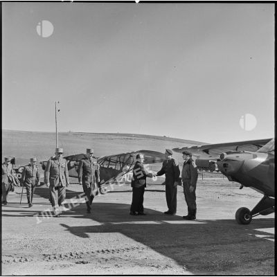 Pierre Metayer inspecte un détachement de l'aviation légère de l'armée de terre (ALAT) à l'aérodrome de Souk Ahras.