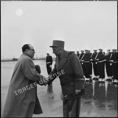 Le général de corps d'armée Robert Loth fait ses adieux à Pierre Metayer à l'aérodrome de Constantine.