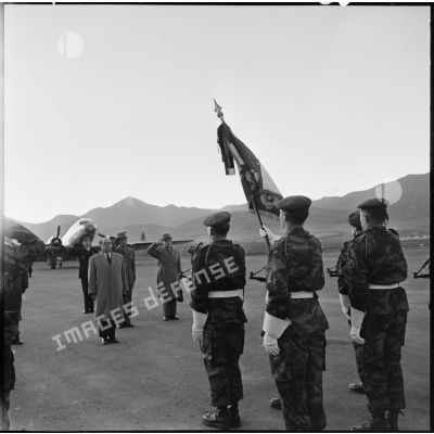 Pierre Metayer devant le drapeau du 18ème régiment de parachutistes coloniaux (RPC) à Batna.