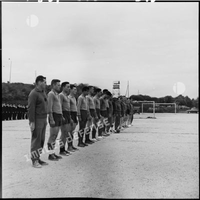 Au centre Sirroco du Matifou, équipe de handball des fusiliers marins.