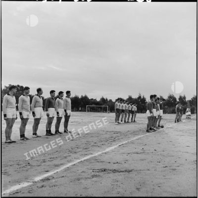 Les équipes sportives du centre d'instruction du train 160 (CIT 160) à Beni Messous avant les matchs.