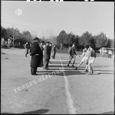 Petit Montgobert et Jean Dame assistent à un match de football des équipes du centre d'instruction du train 160 (CIT 160) à Beni Messous, sous la conduite du colonel Marcajous.