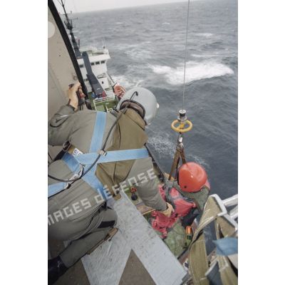 Naufrage du pétrolier maltais Erika. Hélitreuillage par Super Frelon de l'équipage sur l'Abeille Flandre..