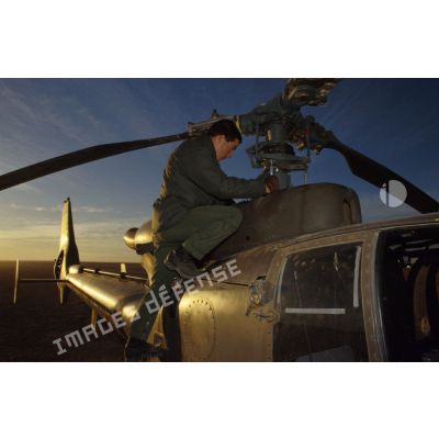 Un mécanicien de l'ALAT (aviation légère de l'armée de terre) vérifie un hélicoptère de combat Gazelle avant le départ.