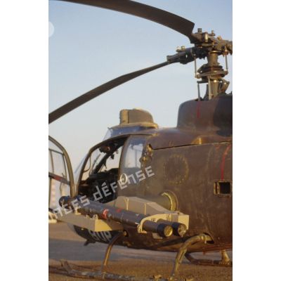 Hélicoptère de combat Gazelle Atam de l'ALAT (aviation légère de l'armée de terre) équipé de missiles Mistral pour la défense air-air des hélicoptères de combat Gazelle Hot.