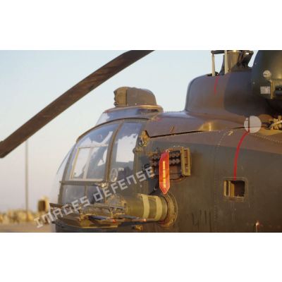 Hélicoptère de combat Gazelle de l'ALAT (aviation légère de l'armée de terre) équipé de leurres thermiques.