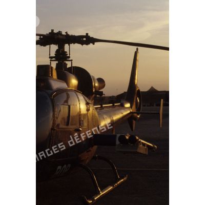 Hélicoptère de combat Gazelle Atam de l'ALAT (aviation légère de l'armée de terre) au sol, équipé de missiles air-air Mistral.