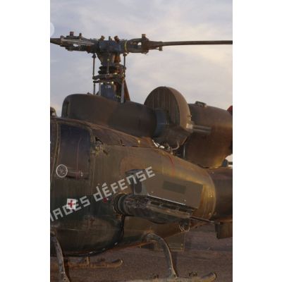 Hélicoptère de combat Gazelle de l'ALAT (aviation légère de l'armée de terre) au sol équipé d'une caméra thermique Keops.