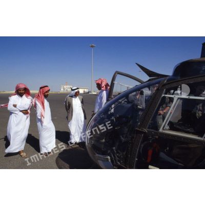 Un groupe de Saoudiens examine un hélicoptère de combat Gazelle de l'ALAT (aviation légère de l'armée de terre) déchargé sur un quai du port de Yanbu.