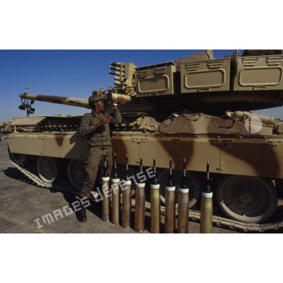 Chargement des obus-flèches de 105 mm dans la tourelle d'un char lourd de combat AMX-30 B2 du 4e RD (régiment de dragons) lors de sa remise en condition après déchargement au port de Yanbu.