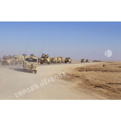 Convoi de véhicules du 11e RAMa (régiment d'artillerie de marine) sur la Tapline Road (trans-arabian pipeline).