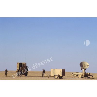 Station Sirocco (station intégrée de radar d'observation continue des courants aérologiques) du 11e RAMa (régiment d'artillerie de marine) : un camion transporte les équipements de traitement de l'information et tracte la remorque radar.