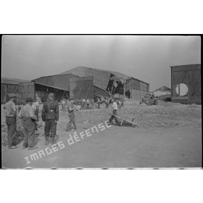 Au Bourget, des ouvriers ou des prisonniers français sont contraints de nettoyer les pistes du terrain d'aviation.