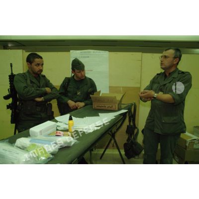 Instruction de jeunes auxiliaires à l'HMC-RA (hôpital mobile de campagne réduit d'active) de CRK (camp du roi Khaled) aux soins d'urgence par un lieutenant-colonel.