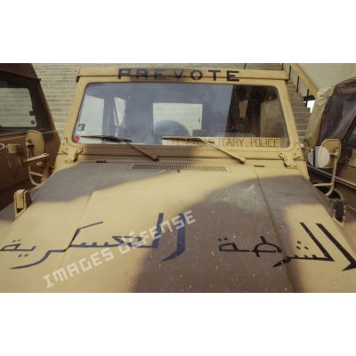 Un véhicule Peugeot P4 de la Prévôté porte un panneau "french military police" et une inscription en arabe sur le capot.