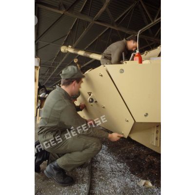 Des soldats du détachement matériel du GSL (groupement de soutien logistique) réalisent le surblindage d'un blindé de reconnaissance AMX-10 RC dans les environs de CRK (camp du roi Khaled).