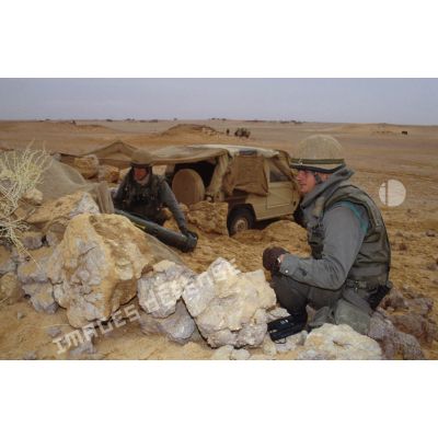 Poste de tir Milan camouflé en ZDO (zone de déploiement opérationnel) Olive. Les soldats sont retranchés derrière un remblai de pierres.