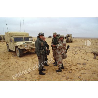 Echange entre soldats français et américains devant un véhicule Hummer en ZDO (zone de déploiement opérationnel) Olive.