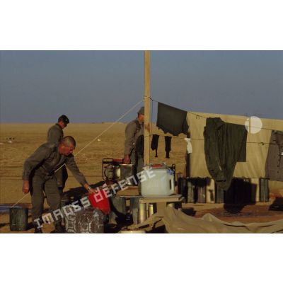 Campements de soldats français en ZDO (zone de déploiement opérationnel) Olive : la lessive.