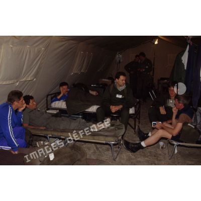 Moment de détente en soirée pour les soldats français conversant sous la tente  ZDO (zone de déploiement opérationnel) Olive.