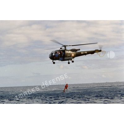 Exercice d'hélitreuillage dans le lagon depuis une alouette III de l'escadron de transport outre-mer (ETOM). [Description en cours]