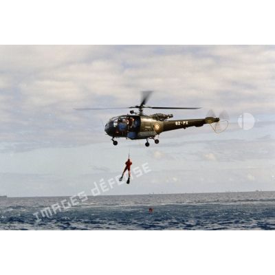 Exercice d'hélitreuillage dans le lagon depuis une alouette III de l'escadron de transport outre-mer (ETOM). [Description en cours]