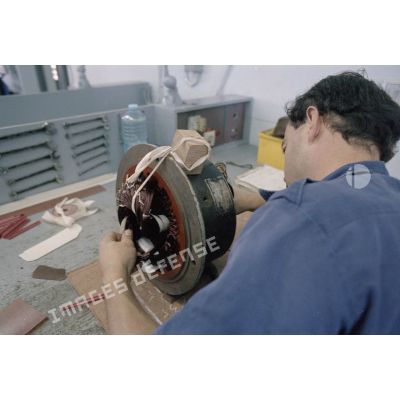 Rembobinage et entretien des moteurs électriques à l'atelier électricité de la flotte à Moruroa. [Description en cours]