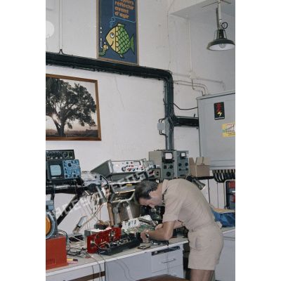 A l'atelier électronique de la flotte un maître répare et entretient du matériel. [Description en cours]